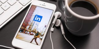 Veja neste artigo como procurar emprego no LinkedIn, a rede social especializada em relacionamentos profissionais, que usada de forma adequada, pode ajudar muito na hora de conseguir para você uma nova colocação no mercado de trabalho.