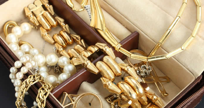 Conheça algumas alternativas para quem quer saber como ganhar dinheiro vendendo bijuterias na Internet